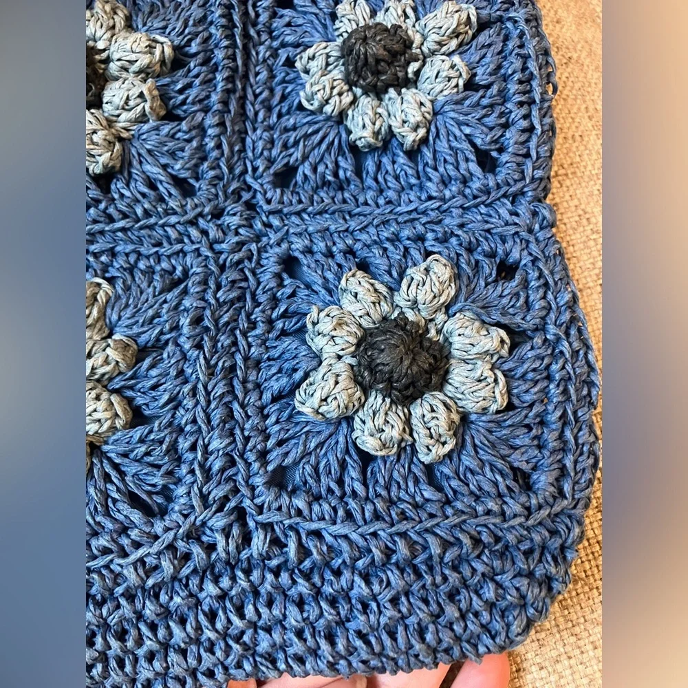 Blue crochet flower purse - Picture 4 of 6